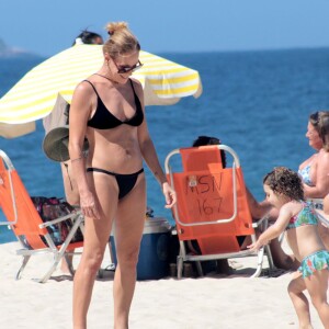 Filha de Carolina Ferraz brincou em praia do Rio nesta quinta-feira, 29 de março de 2018