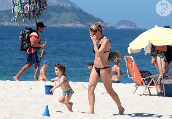 Carolina Ferraz foi clicada com a filha na praia de Ipanema, Zona Sul do Rio de Janeiro