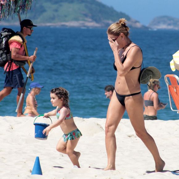 Carolina Ferraz foi clicada com a filha na praia de Ipanema, Zona Sul do Rio de Janeiro