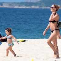 De biquíni e óculos escuros, Carolina Ferraz curte dia de praia com filha. Fotos