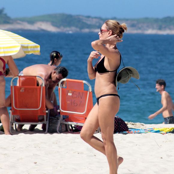 Carolina Ferraz enfrentou o calor no Rio de Janeiro nesta quinta-feira, 29 de março de 2018