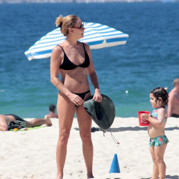 Carolina Ferraz se divertiu com filha em Ipanema, Zona Sul do Rio de Janeiro