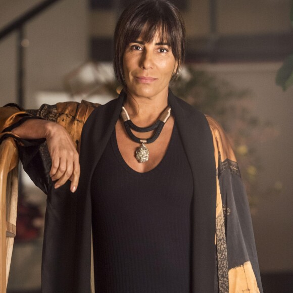 Beth (Gloria Pires) recebe autorização para ser doadora de Adriana (Julia Dalavia) e pede para que seu nome não seja revelado, no capítulo que vai ao ar sexta-feira, dia 13 de abril de 2018, na novela 'O Outro Lado do Paraíso'