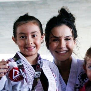 Kyra Gracie posa com a filha, Ayra, e uma participante da Copa Kyra Gracie, competição criada por ela para estimular igualdade de gênero no esporte