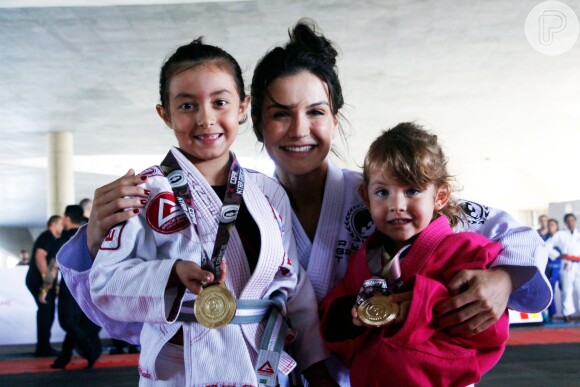 Kyra Gracie posa com a filha, Ayra, e uma participante da Copa Kyra Gracie, competição criada por ela para estimular igualdade de gênero no esporte