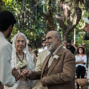 Xodó (Anderson Tomazini) entrega a mão de Mercedes (Fernanda Montenegro) a Josafá (Lima Duarte)