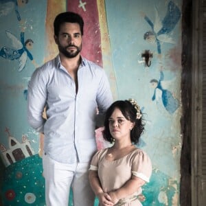 Amaro (Pedro Carvalho) e Estela (Juliana Caldas) foram ao casamento de Mercedes (Fernanda Montenegro)