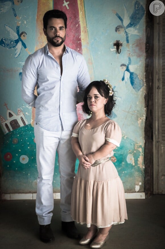 Amaro (Pedro Carvalho) e Estela (Juliana Caldas) foram ao casamento de Mercedes (Fernanda Montenegro)