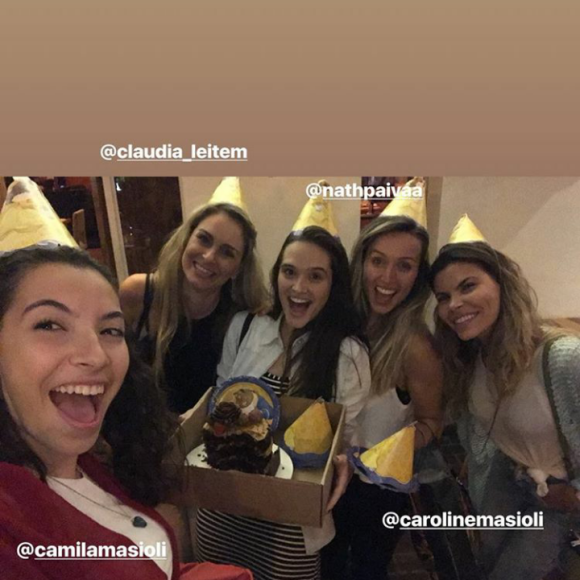 Juliana Paiva festejou ao lado de amigas os seus 25 anos