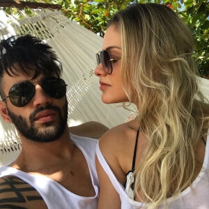 O gesto de carinho de Gusttavo Lima para Andressa Suita foi feito enquanto o sertanejo cantava a música 'Apelido Carinhoso'