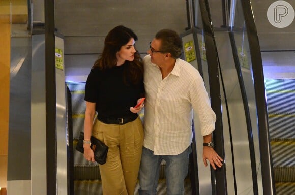 Lisandra Souto passeou por shopping com o marido, Gustavo Fernandes, nesta quinta-feira, 29 de março de 2018
