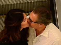 Lisandra Souto e marido, Gustavo Fernandes, se beijam em passeio por shopping