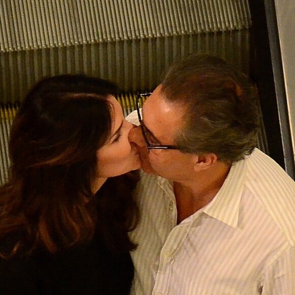 Lisandra Souto e o marido, Gustavo Fernandes, trocaram beijo durante passeio por shopping da Barra da Tijuca, Zona Oeste do Rio, nesta quinta-feira, 29 de março de 2018