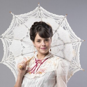 Ema (Agatha Moreira) comemora o pedido de casamento de Jorge (Murilo Rosa) a Amélia (Leticia Persiles) e deixa Darcy (Thiago Lacerda) e Elisabeta (Nathalia Dill) preocupados no capítulo de quarta-feira, 11 de março de 2018 da novela 'Orgulho e Paixão'