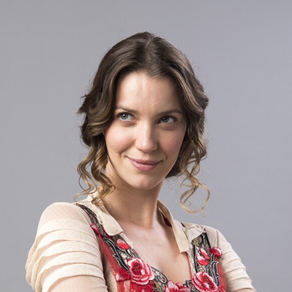 Elisabeta (Nathalia Dill) escapa de atropelamento ao ser salva por Olegário no capítulo de sábado, 14 de abril de 2018 da novela 'Orgulho e Paixão'