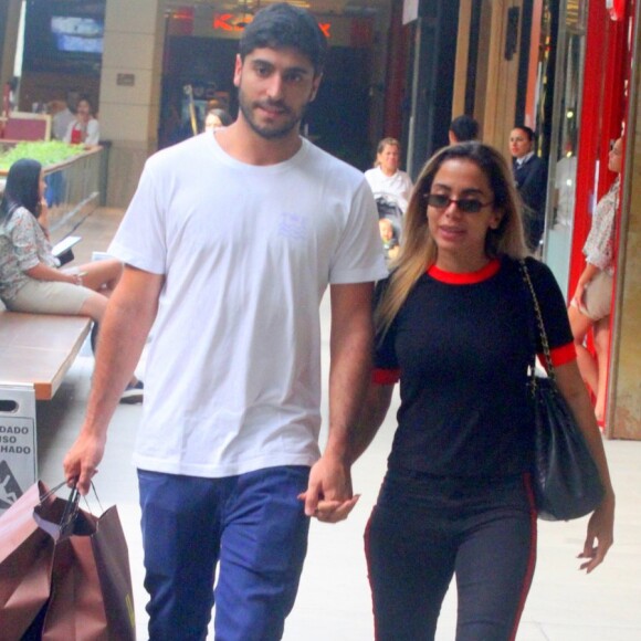 'Essa menina que faz tudo acontecer e que sente a dor de todas essas críticas cruéis. Em vez de se rebelar ou desistir, ela chora, chora muito', revelou Thiago Magalhães, marido de Anitta, ao homenagear a cantora nesta sexta-feira, dia 30 de março de 2018