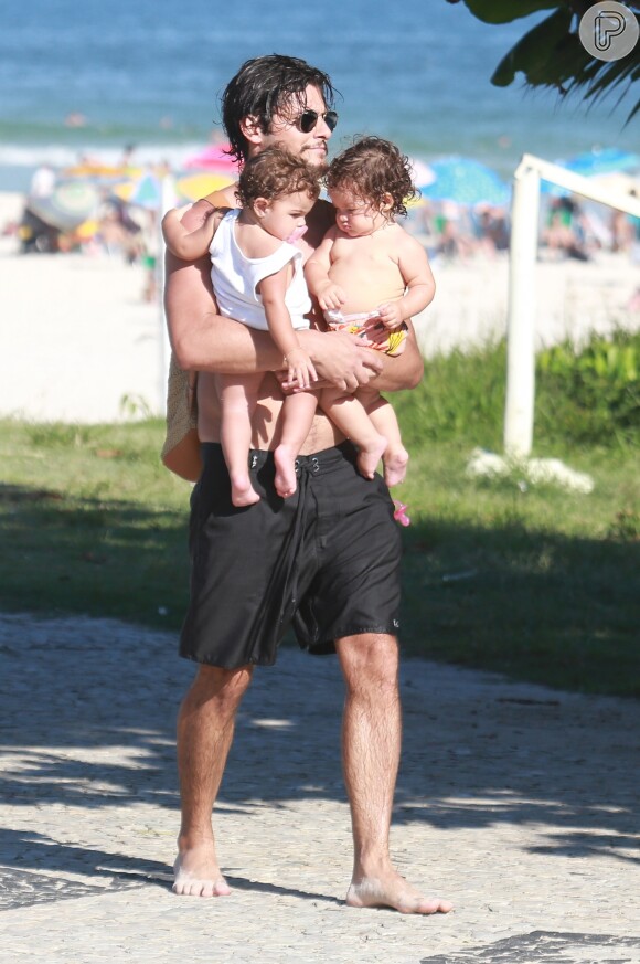 Bruno Gissoni já levou Madalena à praia junto da sobrinha, Maria, filha do irmão Felipe Simas com Mariana Uhlmann