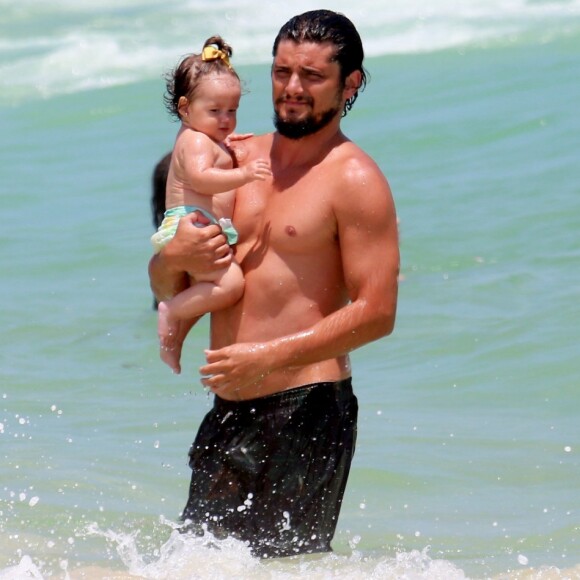 Bruno Gissoni incentivou Madalena, de 10 meses, a remexer ao som do funk de MC Livinho: 'Dança. 'Azul Piscina', filha, isso'