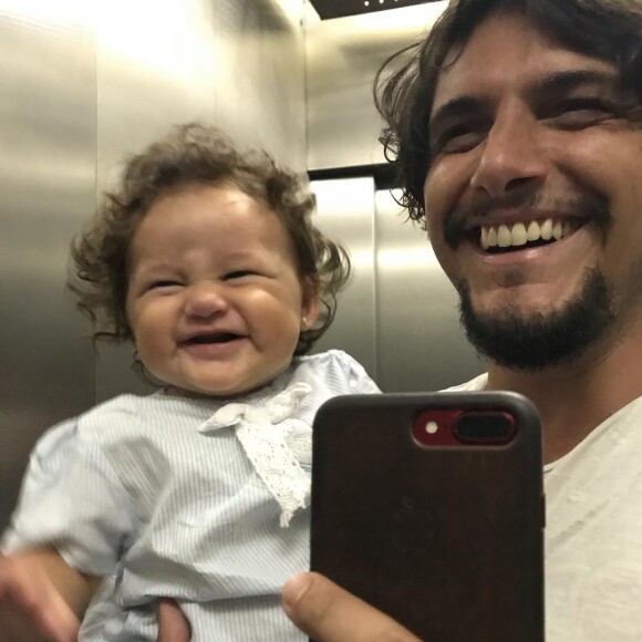 Bruno Gissoni aparece se divertindo junto de Madalena, sua filha com Yanna Lavignede