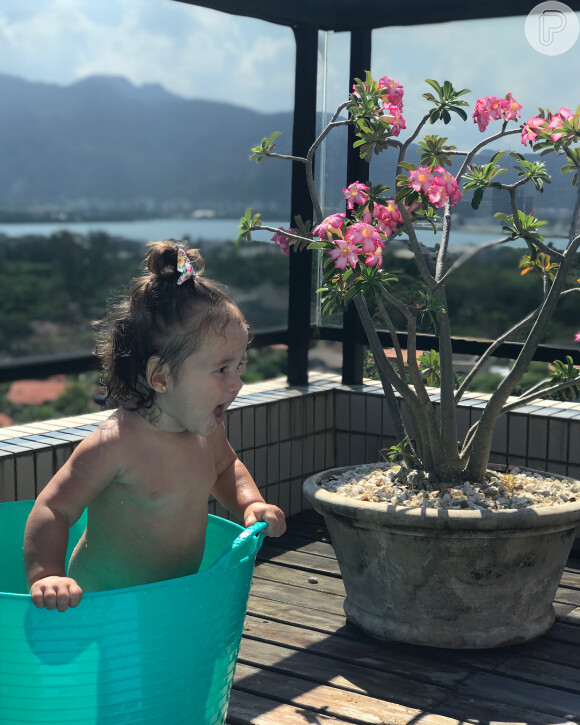 Bruno Gissoni passou o feriado desta sexta-feira, dia 30 de março de 2018, junto da filha Madalena, de 10 meses