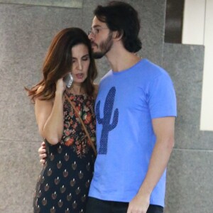 'Para tudo tem uma primeira vez', escreveu Fátima Bernardes ao posar com Túlio Gadêlha na Pedra Bonita, dando a entendender que os dois praticaram o voo livre