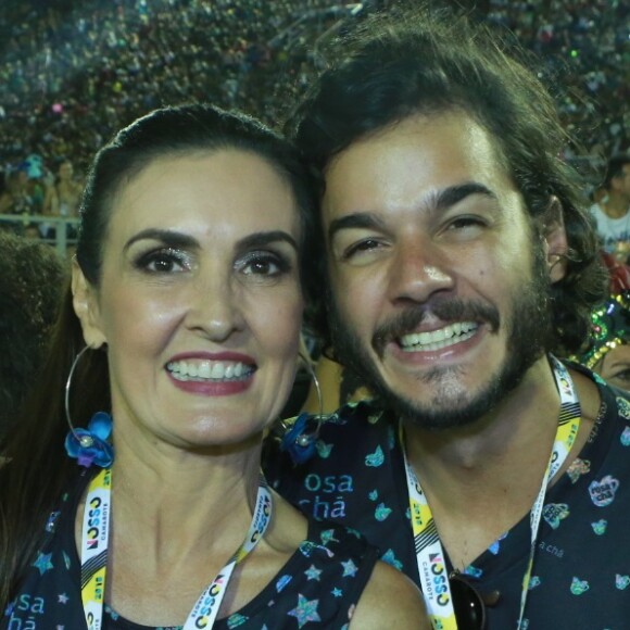 Em fotos românticas de Fátima Bernardes e Túlio Gadêlha após trilha até a Pedra Bonita, Regina Casé escreveu: 'Tô amando tudo isso! Beijos!'