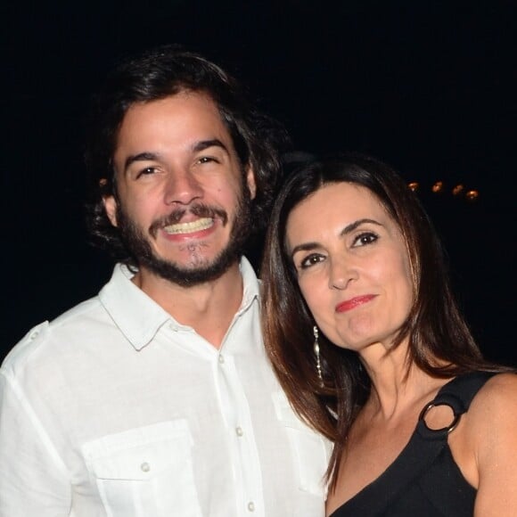 Fátima Bernardes ganhou abraço do namorado, Túlio Gadêlha, após curtirem musical na noite desta sexta-feira, 30 de março de 2018