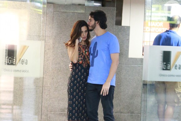 Fátima Bernardes e Túlio Gadêlha namoram desde novembro. Após o teatro, a jornalista posou ganhando abraço do namorado