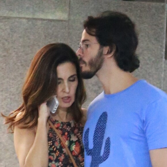 Fátima Bernardes e Túlio Gadêlha namoram desde novembro. Após o teatro, a jornalista posou ganhando abraço do namorado