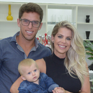 Karina Bacchi namora o jogador Amaury Nunes