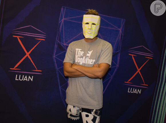 Luan Santana brincou com uma máscara no bastidor do show 'Ano X'