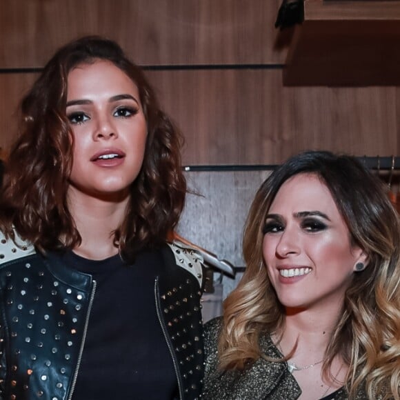 Bruna Marquezine gargalhou ao ver o vídeo de Tatá Werneck na piscina