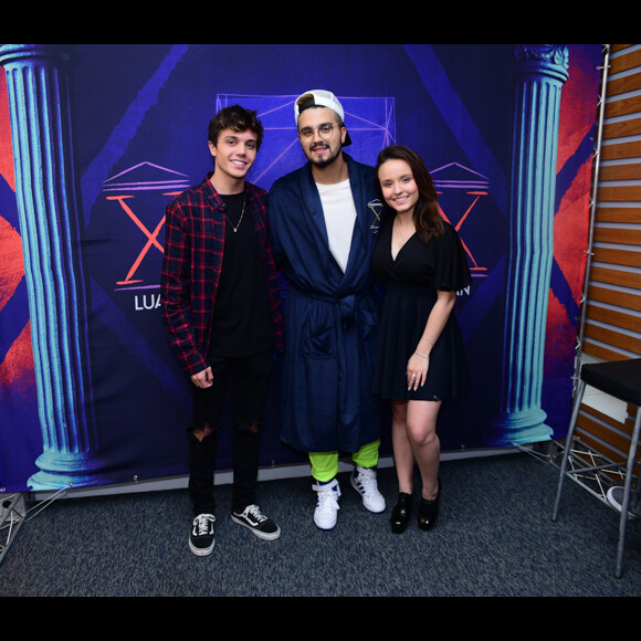 Larissa Manoela e o namorado, Leo Cidade, tietaram Luan Santana no camarim do sertanejo