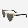 Na grife Saint Laurent, os óculos Loulou com corações em relevo custam $ 490, cerca de R$ 1.820