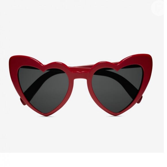 Os estilosos óculos de coração da grife Saint Laurent são vendidos no site da marca por $ 420, aproximadamente R$ 1.560