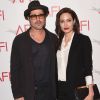 A fonte próxima a Angelina Jolie e Brad Pitt afirma que a decisão de guarda compartilhada 'é uma reviravolta enorme'