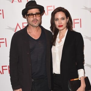 A fonte próxima a Angelina Jolie e Brad Pitt afirma que a decisão de guarda compartilhada 'é uma reviravolta enorme'