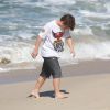 Davi curte dia de praia com o pai, Marcos Frota, no Rio de Janeiro. O adolescente, de 15 anos, é filho da atriz Carolina Dieckmann (24 de junho de 2014)
