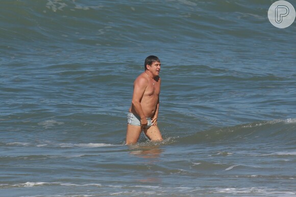 Marcos Frota se refresca em praia da Zona Oeste do Rio de Janeiro