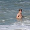 Davi mergulha no mar para se refrescar. O adolescente é filho de Carolina Dieckmann e Marcos Frota