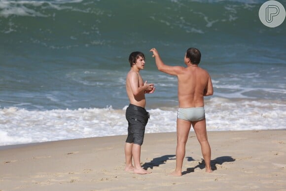 Davi e Marcos Frota curtem dia de praia juntos
