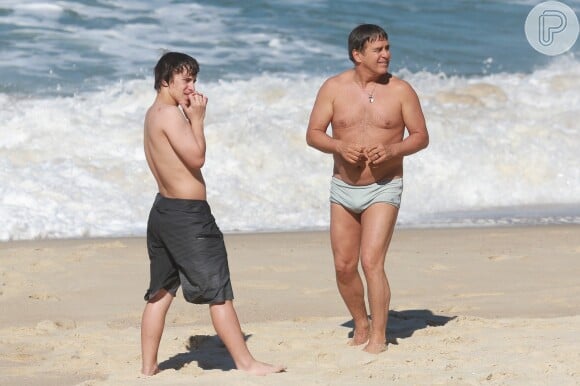 Davi curte dia de praia com o pai, Marcos Frota, no Rio de Janeiro. O adolescente, de 15 anos, é filho da atriz Carolina Dieckmann (24 de junho de 2014)