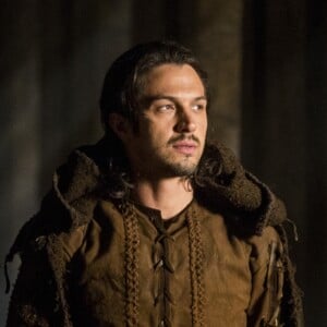 Afonso (Romulo Estrela) questiona Mandingueira (Rosa Marya Colin) a respeito das visões da mulher, Amália (Marina Ruy Barbosa) na novela 'Deus Salve o Rei': 'E o que há no nosso futuro que a fará sofrer desse jeito?'