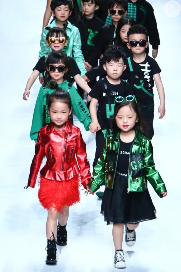 O verde foi a cor forte do desfile da coleção outono/inverno 2019 da marca Sunhaitao