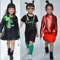 Crianças desfilam com coques, óculos cool e metalizado na China Fashion Week