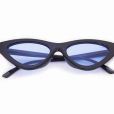 A marca LBA traz óculos com lentes pequenas e azuis por R$99,90 no modelo Retro Gatinho Azul 2.0