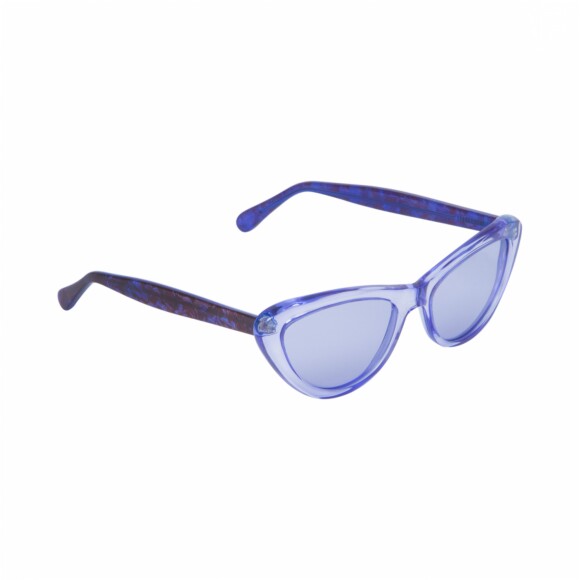 A marca Helena Bordon tem ainda os óculos azuis Tribeca por R$ 479