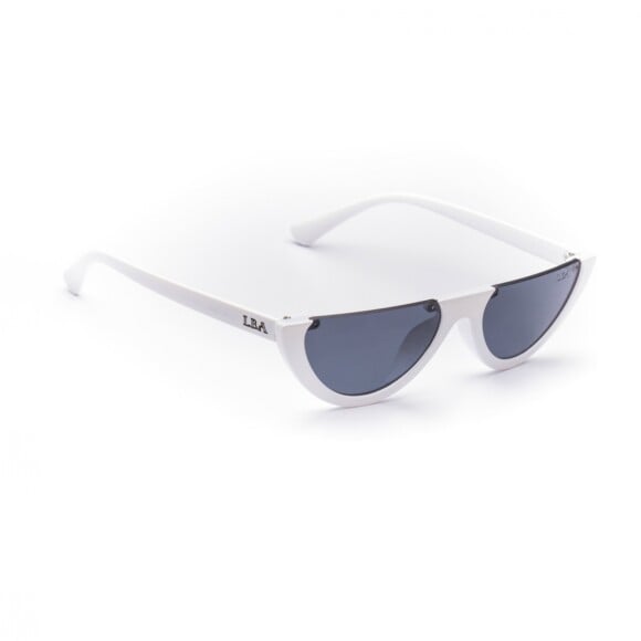Com lentes geométricas e modernas, o modelo Retro Cut Branco da LBA está à venda por R$ 99