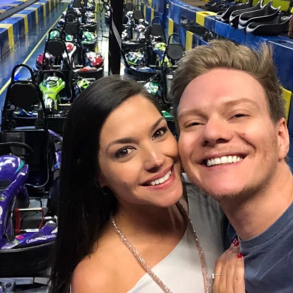 Michel Teló e Thais Fersoza deram um superbeijo em postagem feita pelo cantor