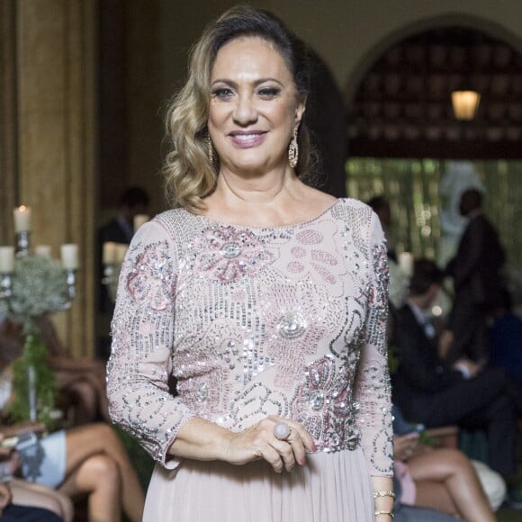 Nádia (Eliane Giardini) acompanha Raquel (Erika Januza) para comprar o vestido de noiva da juíza, na novela 'O Outro Lado Paraíso'